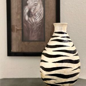 BOLD AND BEAUTIFUL EXOTIC ZEBRA VASE